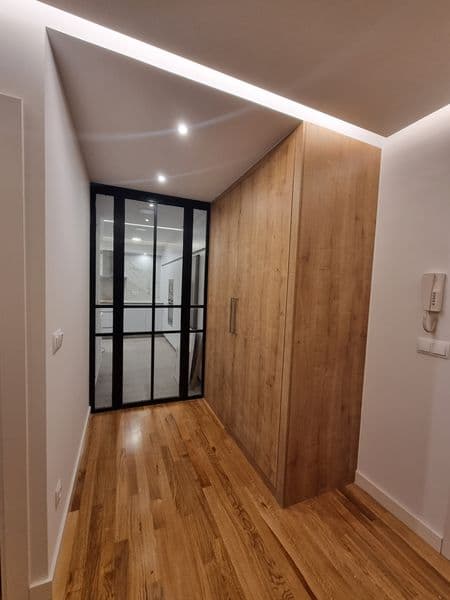 Armario madera pasillo – trabajo de Parquets Blanco en Vigo