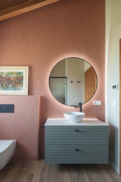 Baño espejo redondo – trabajo de Parquets Blanco en Vigo