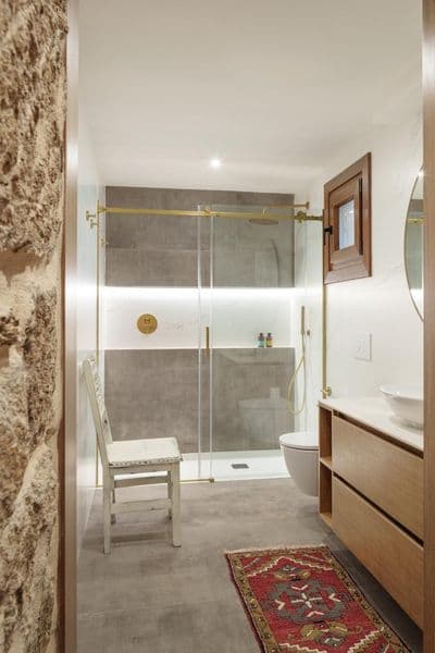 Baño mampara – trabajo de Parquets Blanco en Vigo