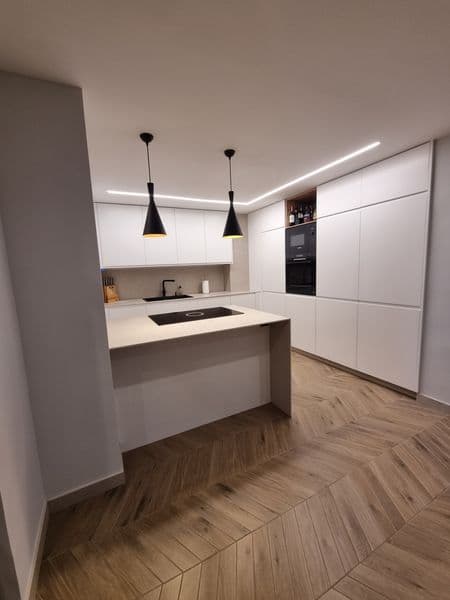 Cocina blanca isla – trabajo de Parquets Blanco en Vigo