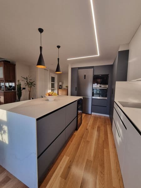 Cocina encimera mármol – trabajo de Parquets Blanco en Vigo