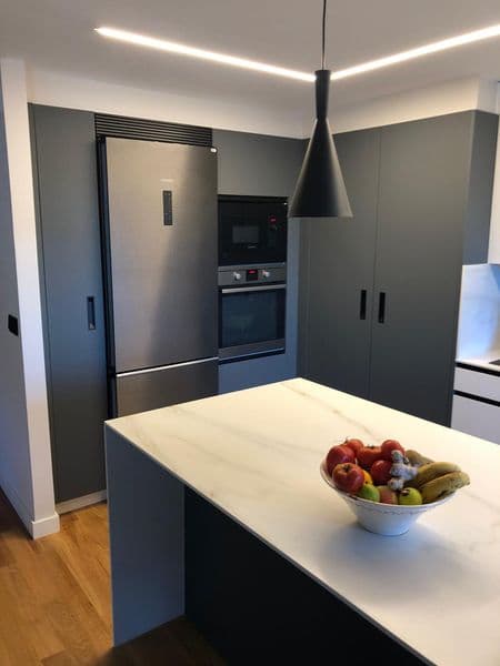 Cocina frigorífico – trabajo de Parquets Blanco en Vigo