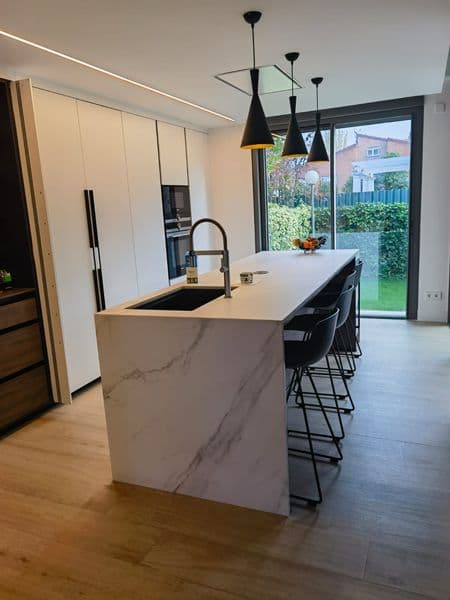 Cocina isla jardín – trabajo de Parquets Blanco en Vigo
