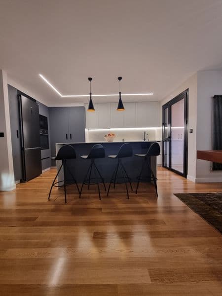 Cocina isla taburetes – trabajo de Parquets Blanco en Vigo