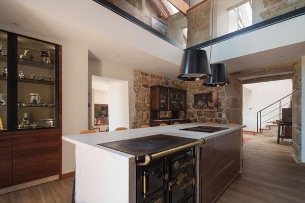 Cocina rústica piedra – trabajo de Parquets Blanco en Vigo