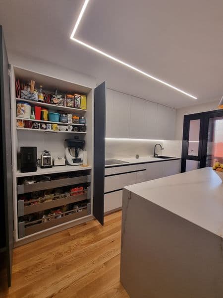 Despensa cocina – trabajo de Parquets Blanco en Vigo
