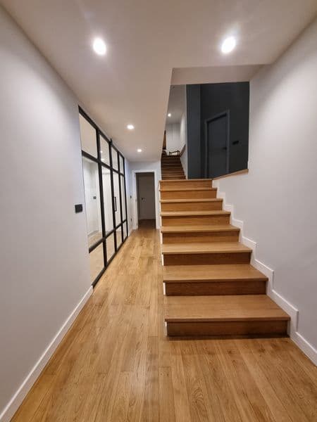 Escalera madera vestíbulo – trabajo de Parquets Blanco en Vigo