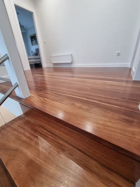Escalera parquet madera – trabajo de Parquets Blanco en Vigo