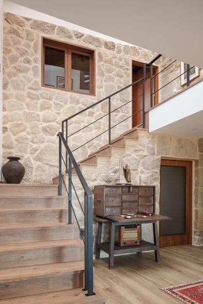 Escalera piedra madera – trabajo de Parquets Blanco en Vigo