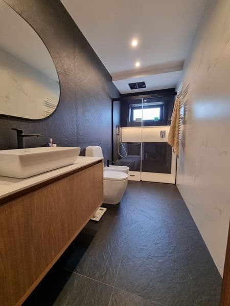 Mueble baño suspendido – trabajo de Parquets Blanco en Vigo