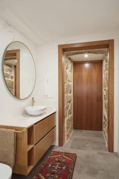 Puerta madera piedra – trabajo de Parquets Blanco en Vigo