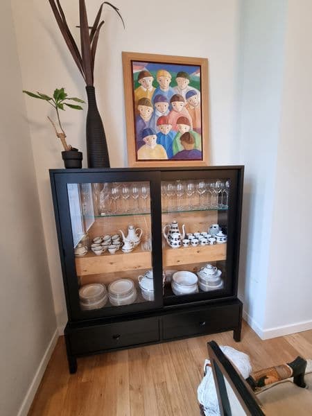 Vitrina madera – trabajo de Parquets Blanco en Vigo