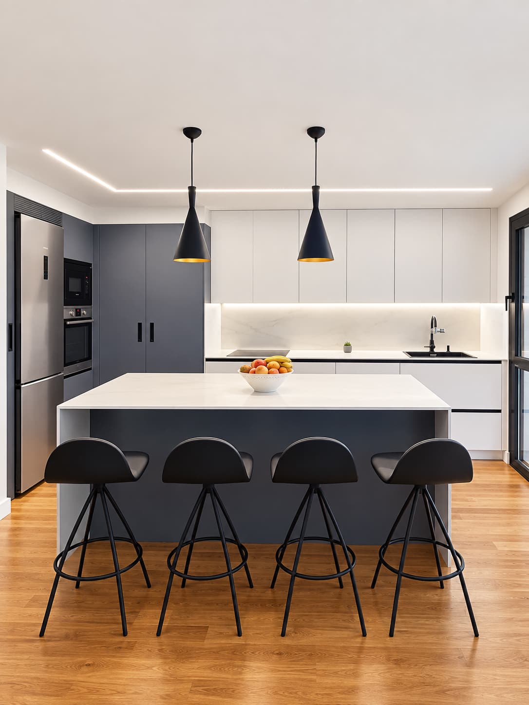 Muebles de cocina a medida con isla y suelo de parquet realizados por Parquets Blanco en Vigo