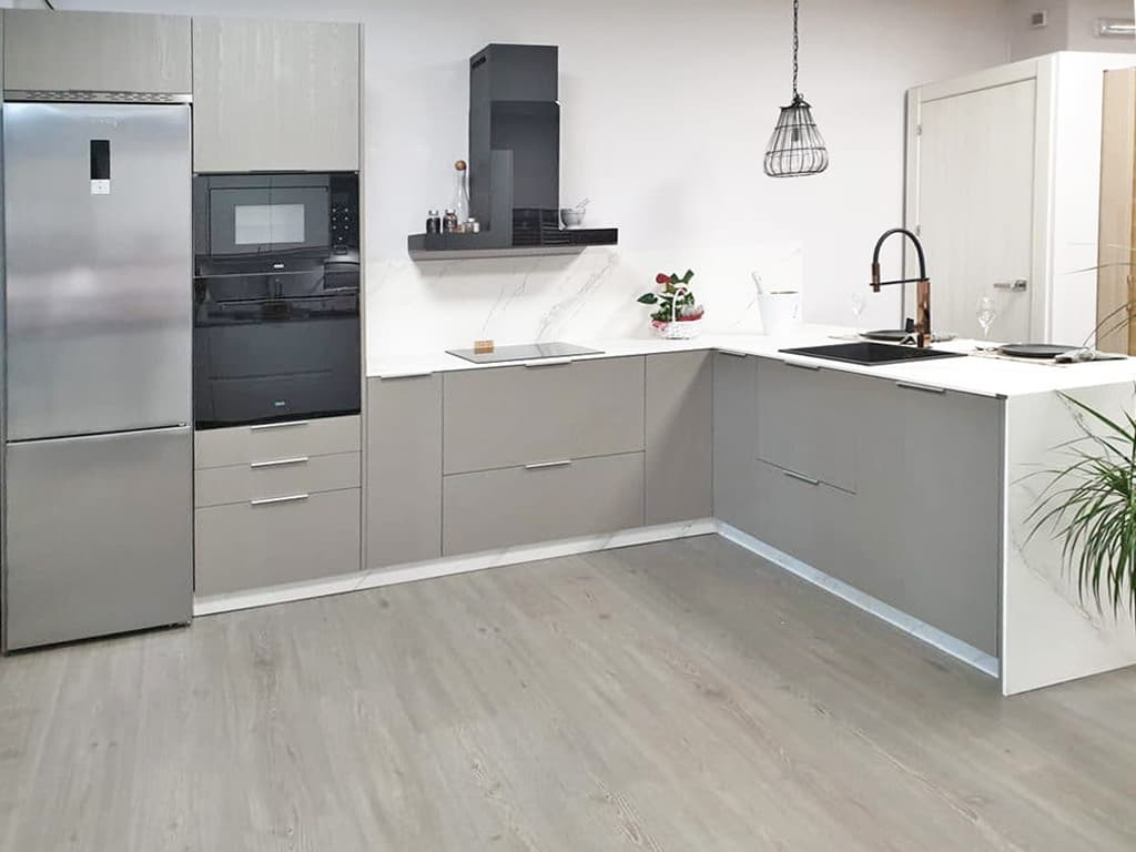 Exposición de muebles de cocina en las instalaciones de Parquets Blanco en Vigo