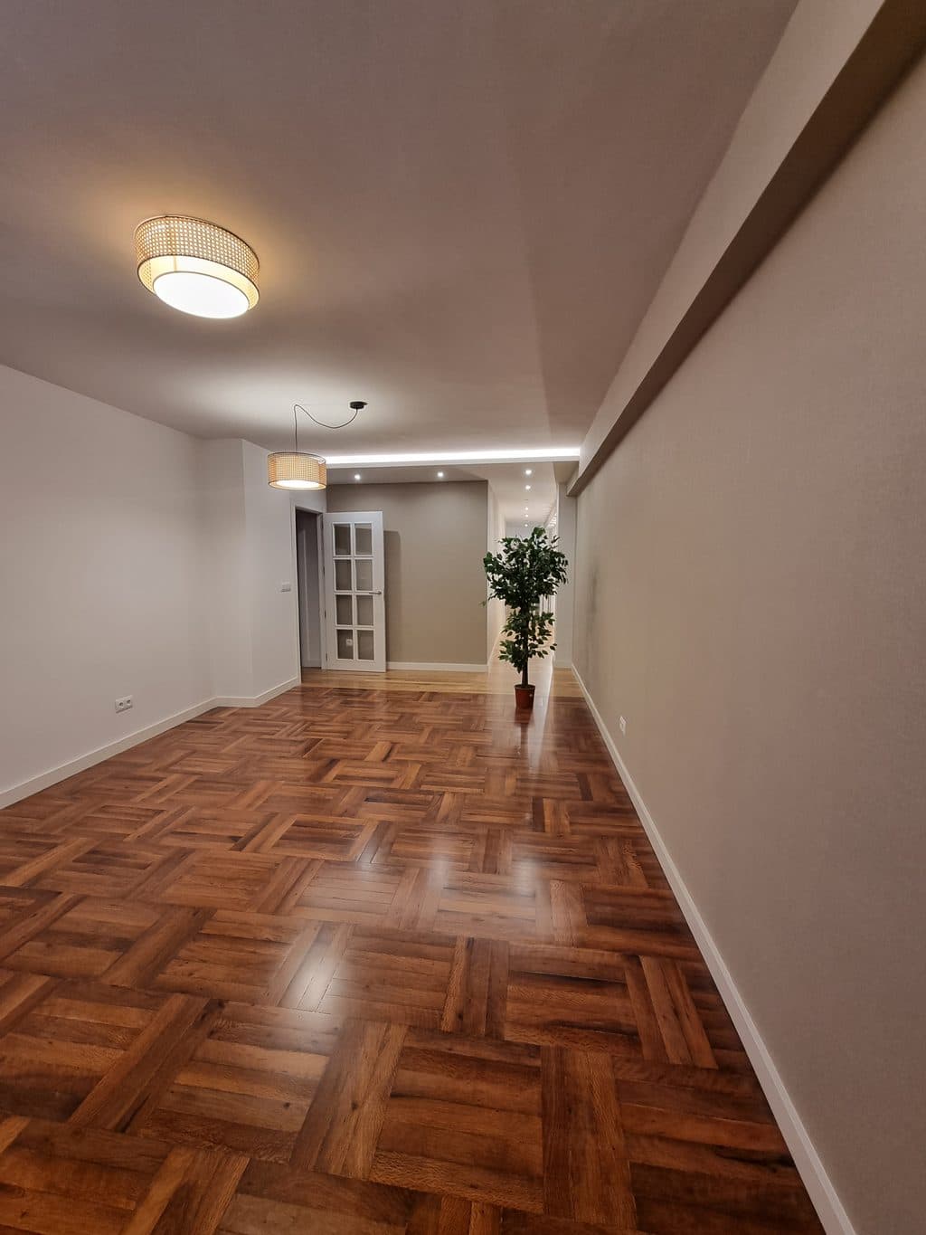 Salón con suelo de parquet de madera colocado por Parquets Blanco en Vigo
