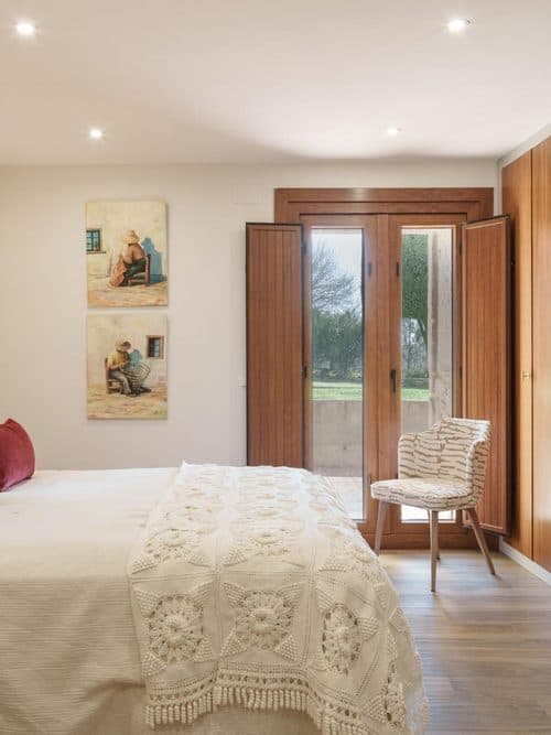 Dormitorio con carpintería y suelo de parquet a medida instalado por Parquets Blanco en Vigo